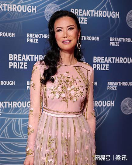 血女儿在日本旅游！两人仿佛姐妹花邓姐九游会J9入口56岁邓文迪和24岁混