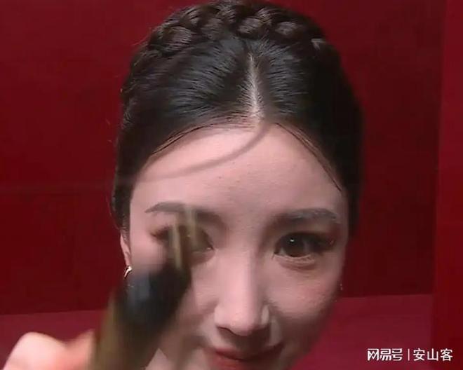 杨幂不敢露脸只有赵今麦扛住了！j9国际芭莎之夜被镜头签吓坏(图2)