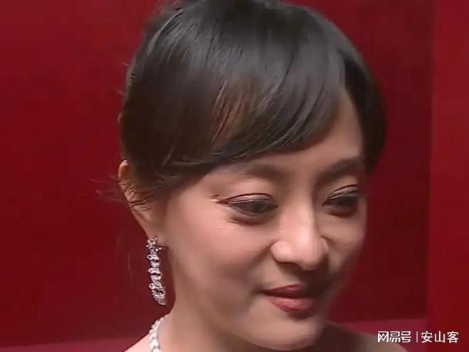 杨幂不敢露脸只有赵今麦扛住了！j9国际芭莎之夜被镜头签吓坏(图4)
