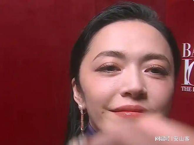 杨幂不敢露脸只有赵今麦扛住了！j9国际芭莎之夜被镜头签吓坏(图3)