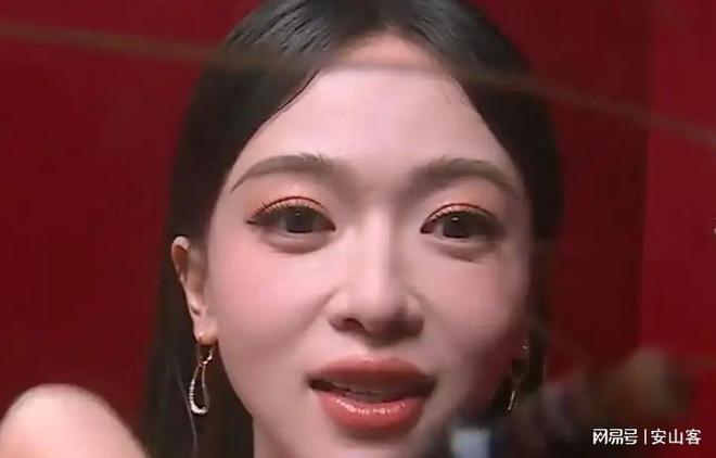 杨幂不敢露脸只有赵今麦扛住了！j9国际芭莎之夜被镜头签吓坏(图10)