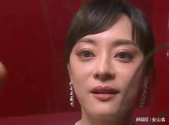 杨幂不敢露脸只有赵今麦扛住了！j9国际芭莎之夜被镜头签吓坏(图8)