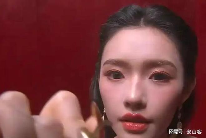 杨幂不敢露脸只有赵今麦扛住了！j9国际芭莎之夜被镜头签吓坏(图6)