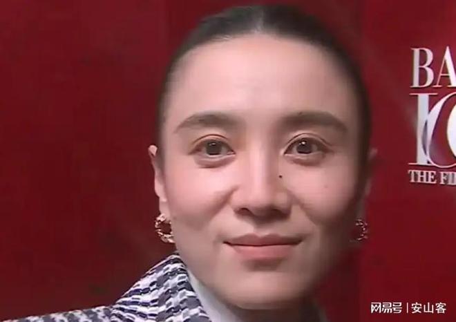 杨幂不敢露脸只有赵今麦扛住了！j9国际芭莎之夜被镜头签吓坏(图11)
