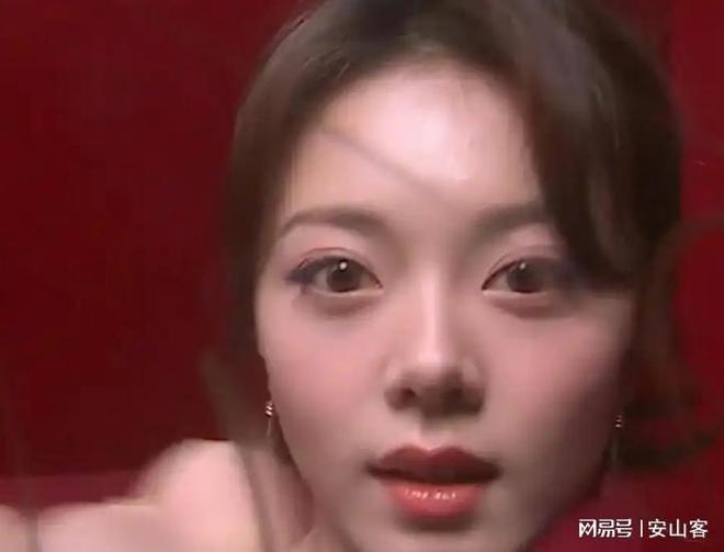 杨幂不敢露脸只有赵今麦扛住了！j9国际芭莎之夜被镜头签吓坏(图7)