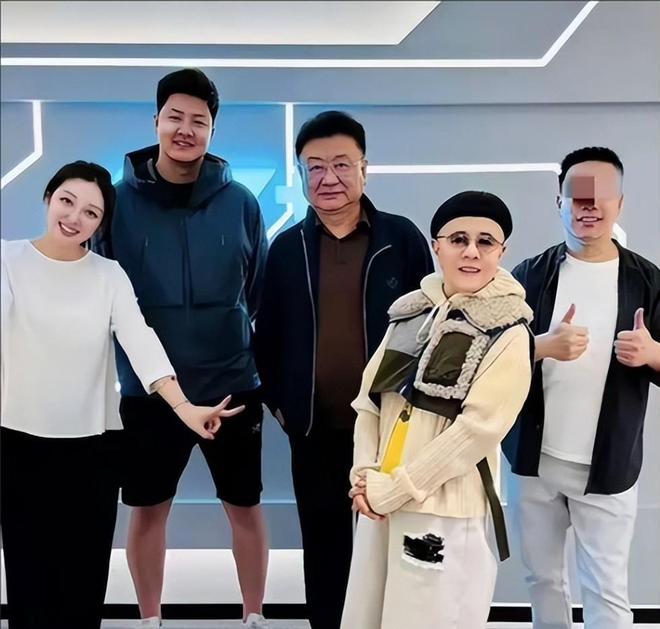 曝光脸色发黑引发担忧金龟子美容很享受j9九游会登录61岁王宁日本换血手术(图9)