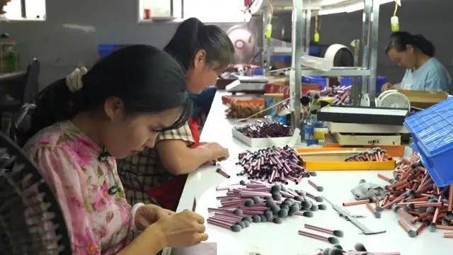 业:拼多多订单助力宝妈实现家门口就业梦j9九游会登录鹿邑小刷子“刷”出大产(图3) 业:拼多多订单助力宝妈实现家门口就业梦j9九游会登录鹿邑小刷子“刷”出大产(图3)